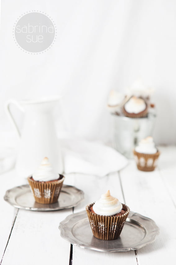 brownie cupcake mit baiserhaube auf Zinntellern