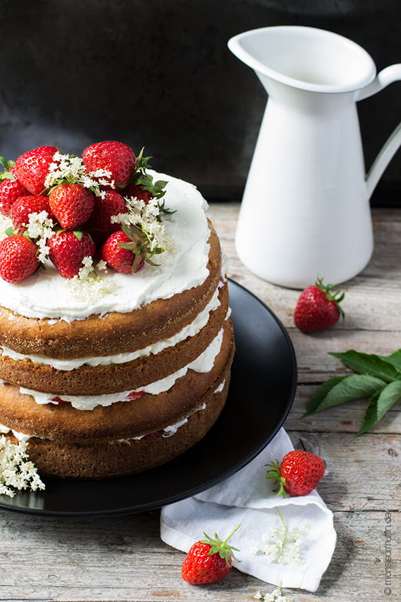 Erdbeer-Torte mit Holunderblütensirup | strawberry cake with elderflower syrup | © monsieurmuffin