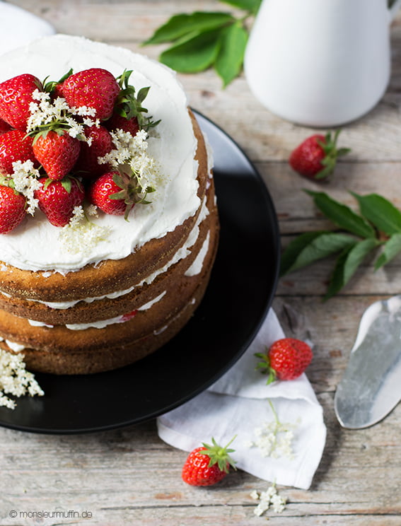Erdbeer-Torte mit Holunderblütensirup | strawberry cake with elderflower syrup | © monsieurmuffin