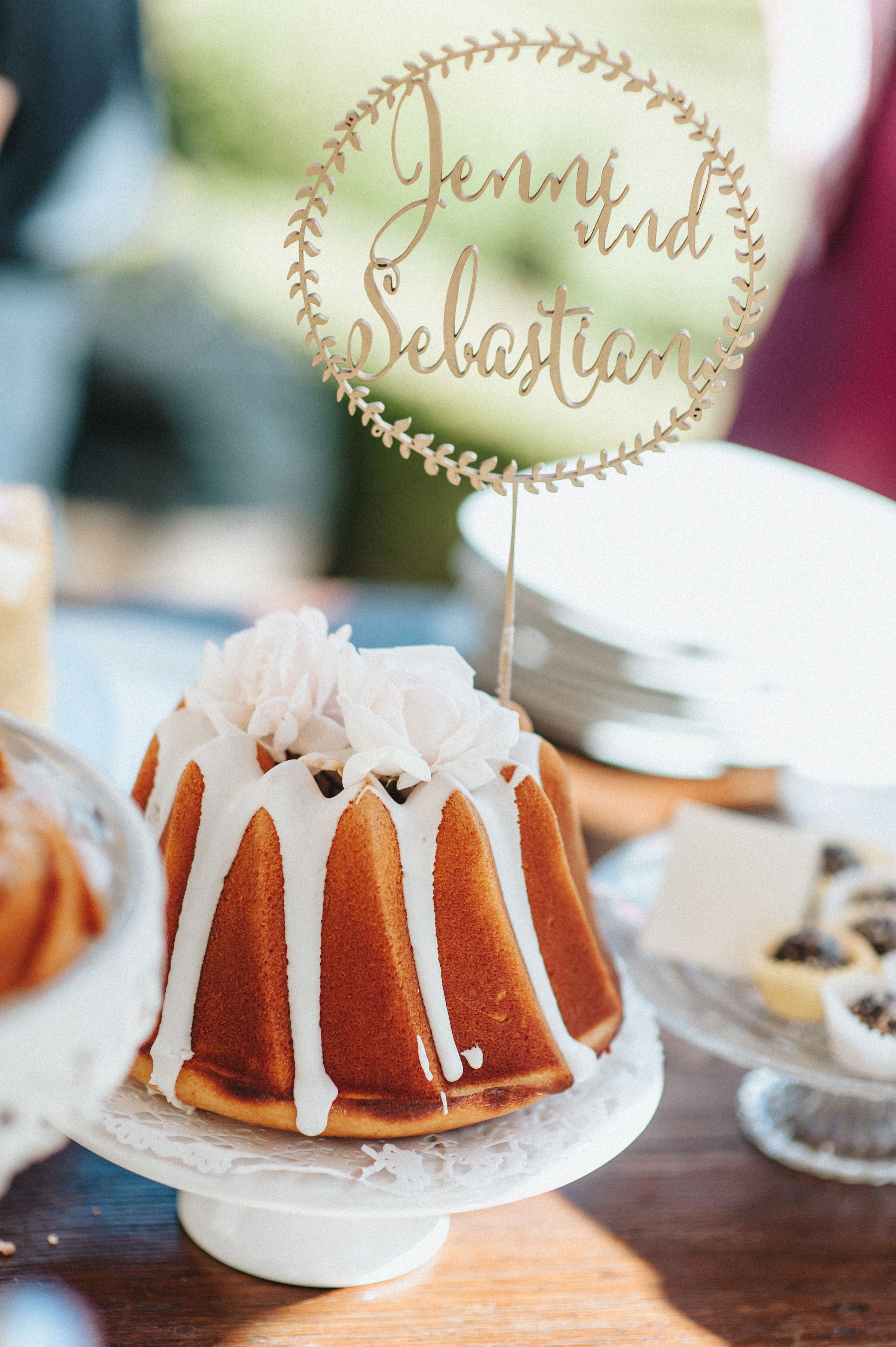 wedding cake Hochzeitstorte sweet table caketopper Rosmarin-Zitronen-Kuchen rosemary citron cake Design: monsieurmuffin Foto: kreativwedding