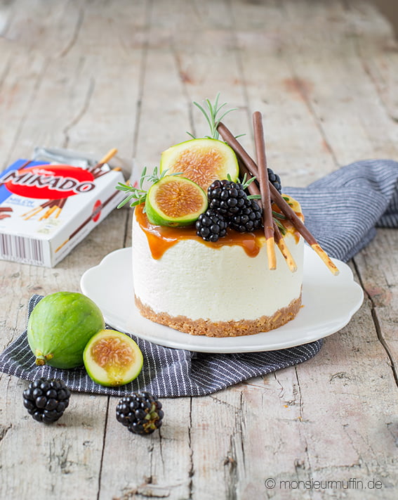 Mikado-Törtchen | Mini-Cheesecake mit Salzkaramell, Feigen und Brombeeren | Mikadotorte | pocky sticks cake | Mikadokuchen | © monsieurmuffin