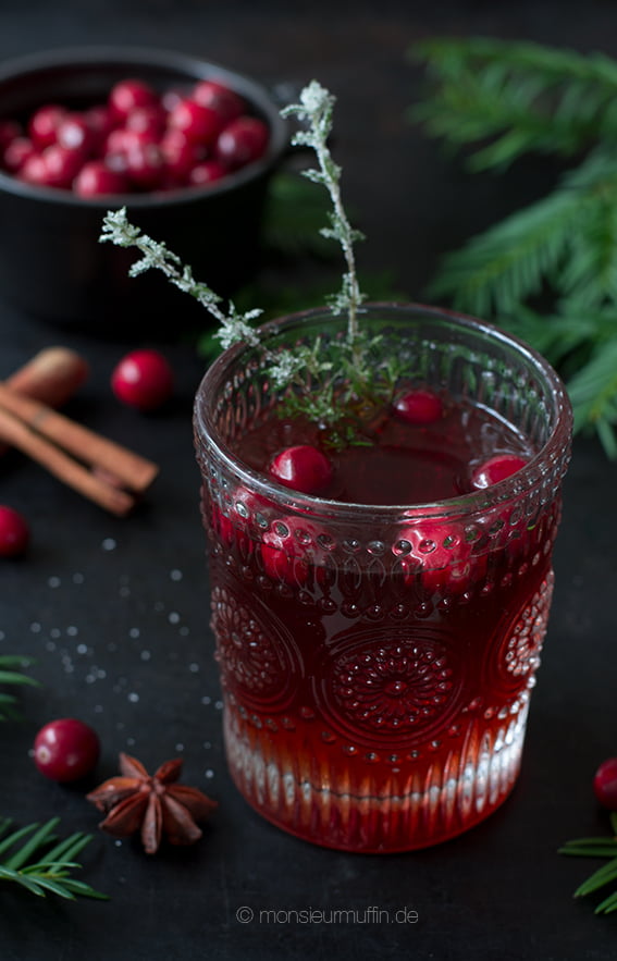 Cranberrie Punsch | Weihnachtspunsch mit schwarzem Tee, Cranberriesaft und gezuckerten Thymianzweigen | Kinderpunsch | © monsieurmuffin