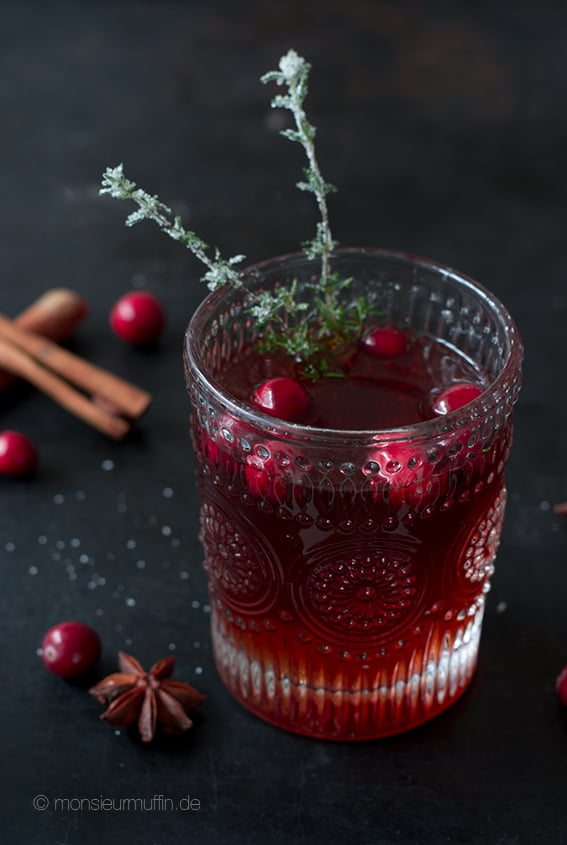 Cranberrie Punsch | Weihnachtspunsch mit schwarzem Tee, Cranberriesaft und gezuckerten Thymianzweigen | Kinderpunsch | © monsieurmuffin