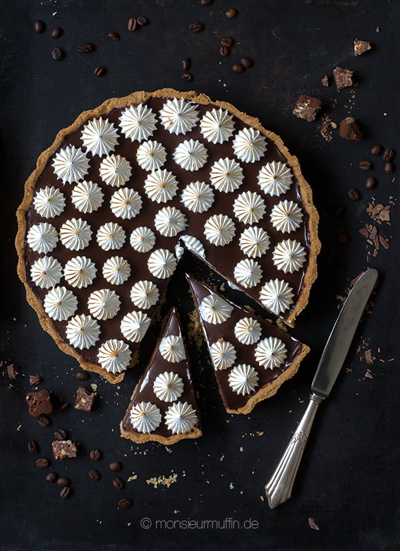 Schokoladentarte mit Knusper-Amarettini, Mousse au Chocolat, Schokoladenganache und Baisers |chocolate tarte | © monsieurmuffin