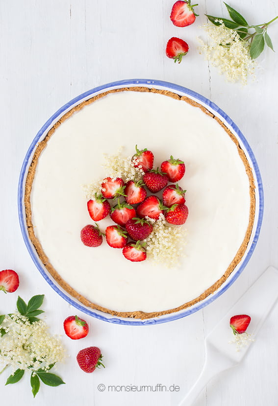 Buttermilchtarte mit Zitrone, Holunderbütensirup und Erdbeeren Rezept | Bottermilk tarte with elderberry, citron and strawberries | © monsieurmuffin