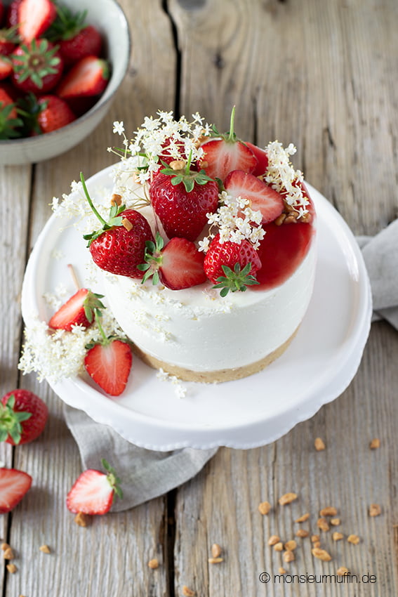 recipe | strawberry cheesecake with elderflowers | Erdbeer Cheesecake mit Holunderblüten | Rezept | © monsieurmuffin.de