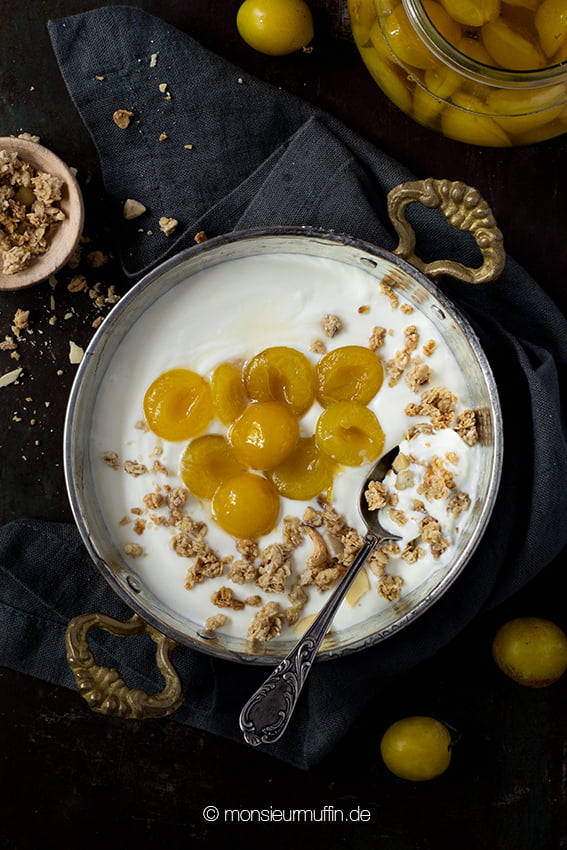 Joghurt mit eingemachten Mirabellen und Granola Rezept | yellow plum recipe | © monsieurmuffin.de