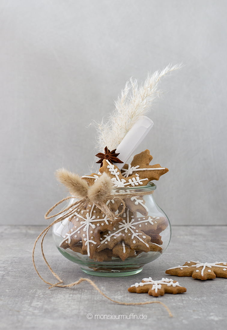 Nachhaltig und umweltbewusst verpacken mit Naturmaterialien | Gift wrapping with dried flowers | © monsieurmuffin.de