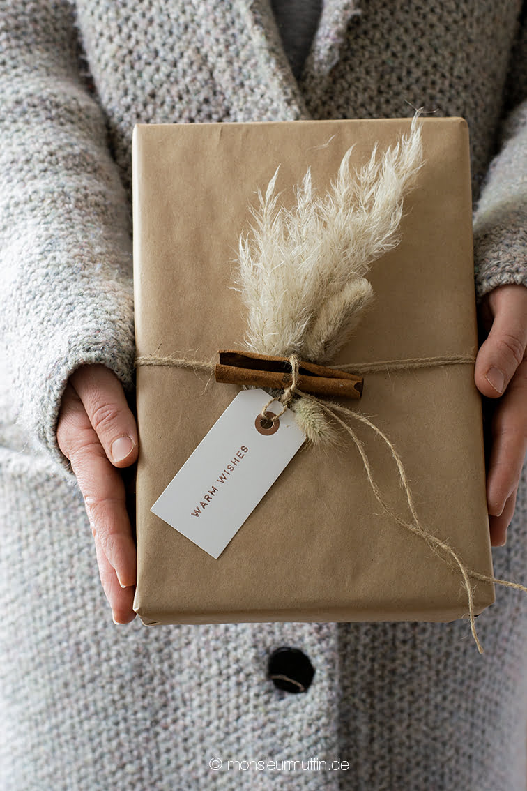 Nachhaltig und umweltbewusst verpacken mit Naturmaterialien | Gift wrapping with dried flowers | © monsieurmuffin.de