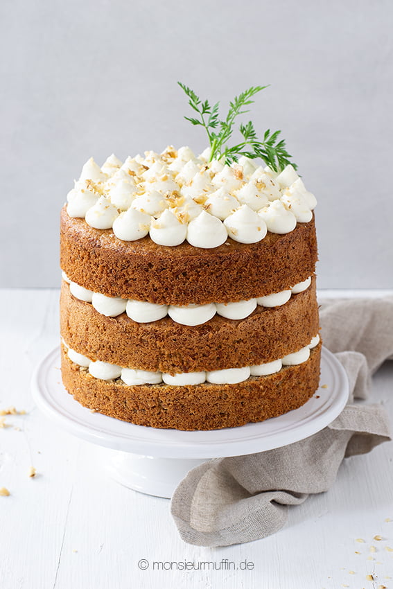 Carrot Cake Rezept mit Mascarpone Topping | Der saftigste Möhrenkuchen den ihr gegessen habt. | carrot cake with cream cheese frosting recipe | © monsieurmuffin.de