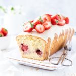 Erdbeer-Vanillekuchen – der perfekte Sommerkuchen! Mit weißer Schokolade und feiner Vanille.