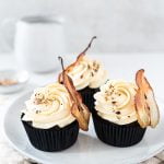 Birnen-Schoko-Cupcakes mit einer fruchtig-leichten Birnencreme – einfach ein Traum.