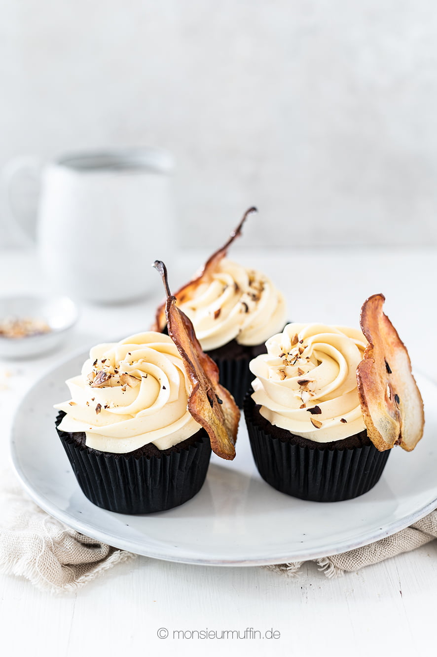 Birnen-Schoko-Cupcakes mit fruchtig leichtem Birnencreme Topping | Rezept für Schokoladen Muffins mit leckerem Frucht-Topping | pear cupcakes | © monsieurmuffin.de