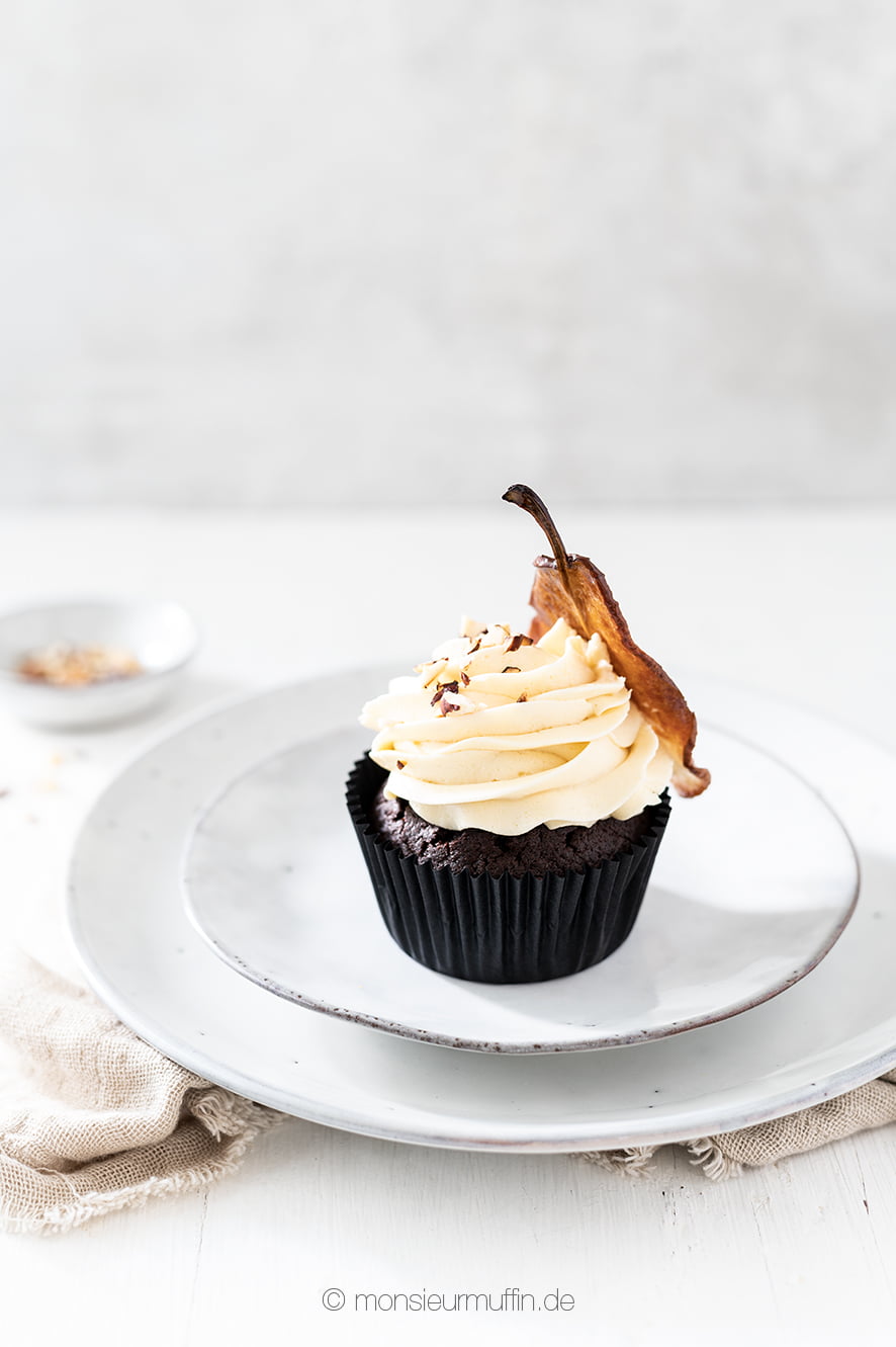 Birnen-Schoko-Cupcakes mit fruchtig leichtem Birnencreme Topping | Rezept für Schokoladen Muffins mit leckerem Frucht-Topping | pear cupcakes | © monsieurmuffin.de