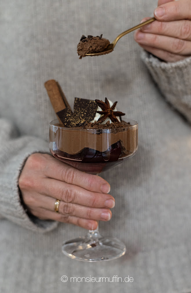 Mousse au chocolat mit Kirschkompott Rezept | schnell und gelingsicher | mousse au chocolat recipe | © monsieurmuffin.de