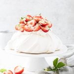 Erdbeer-Pavlova mit Tonkabohne – ein himmlisches Törtchen