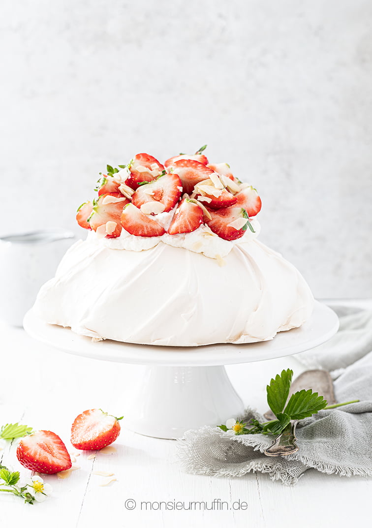 Erdbeer-Pavlova Rezept mit Tonkabohnensahne | ein himmlischer Kuchen zum Frühlings- und Sommeranfang | Strawberry pavlova recipe | © monsieurmuffin.de