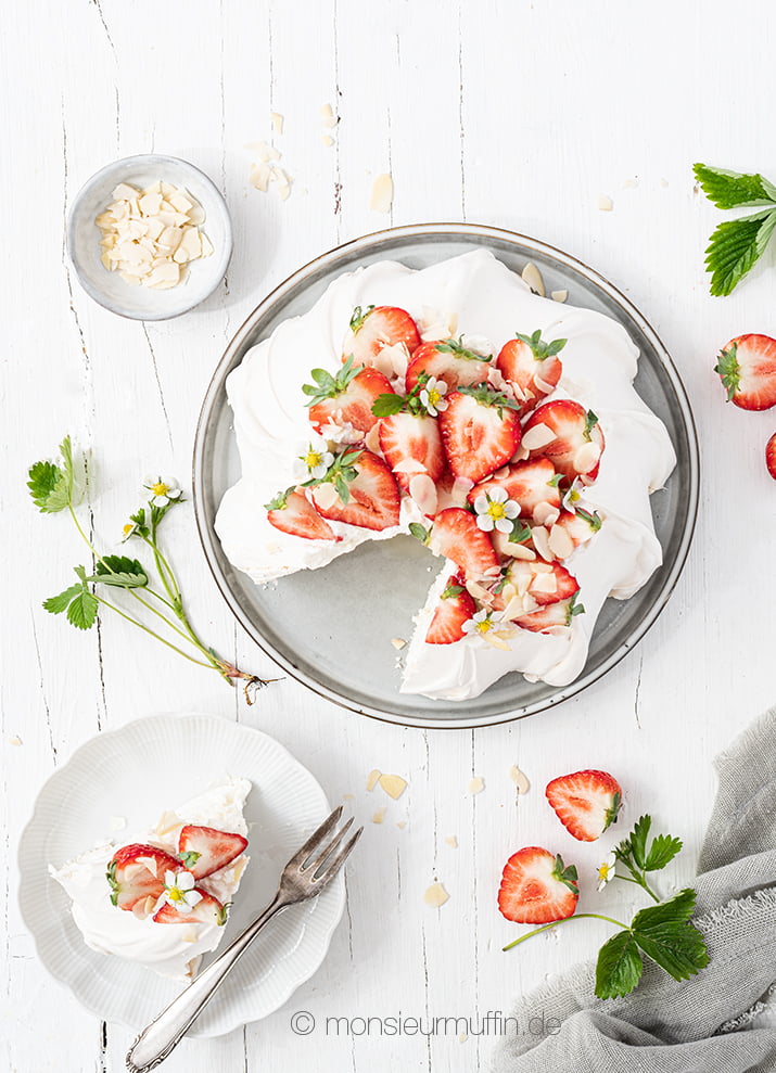 Erdbeer-Pavlova Rezept mit Tonkabohnensahne | ein himmlischer Kuchen zum Frühlings- und Sommeranfang | Strawberry pavlova recipe | © monsieurmuffin.de