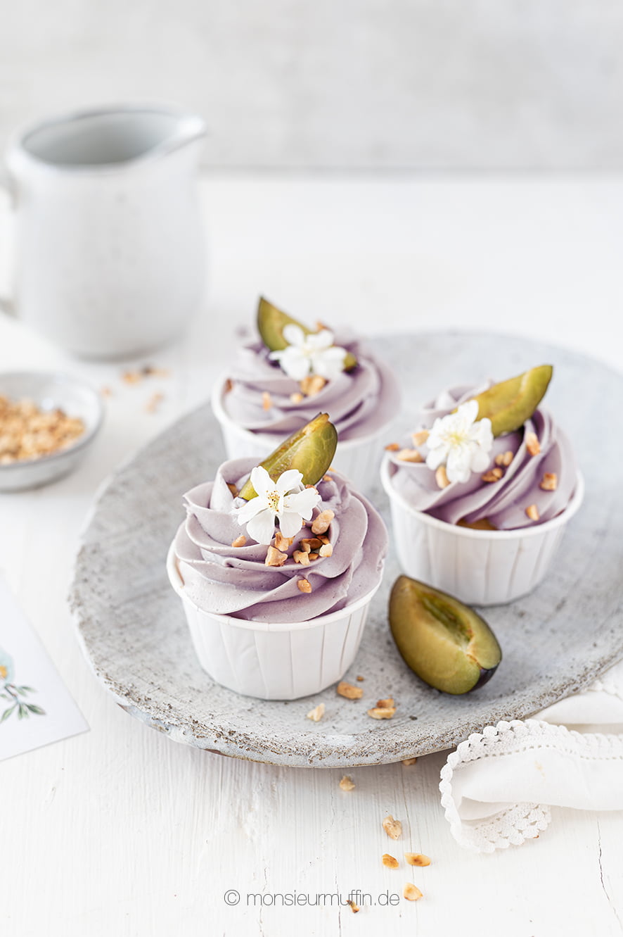 Pflaumen-Cupcakes Rezept mit leichter Pudding-Fruchtcreme | plum cupcakes with plum cream | © monsieurmuffin.de