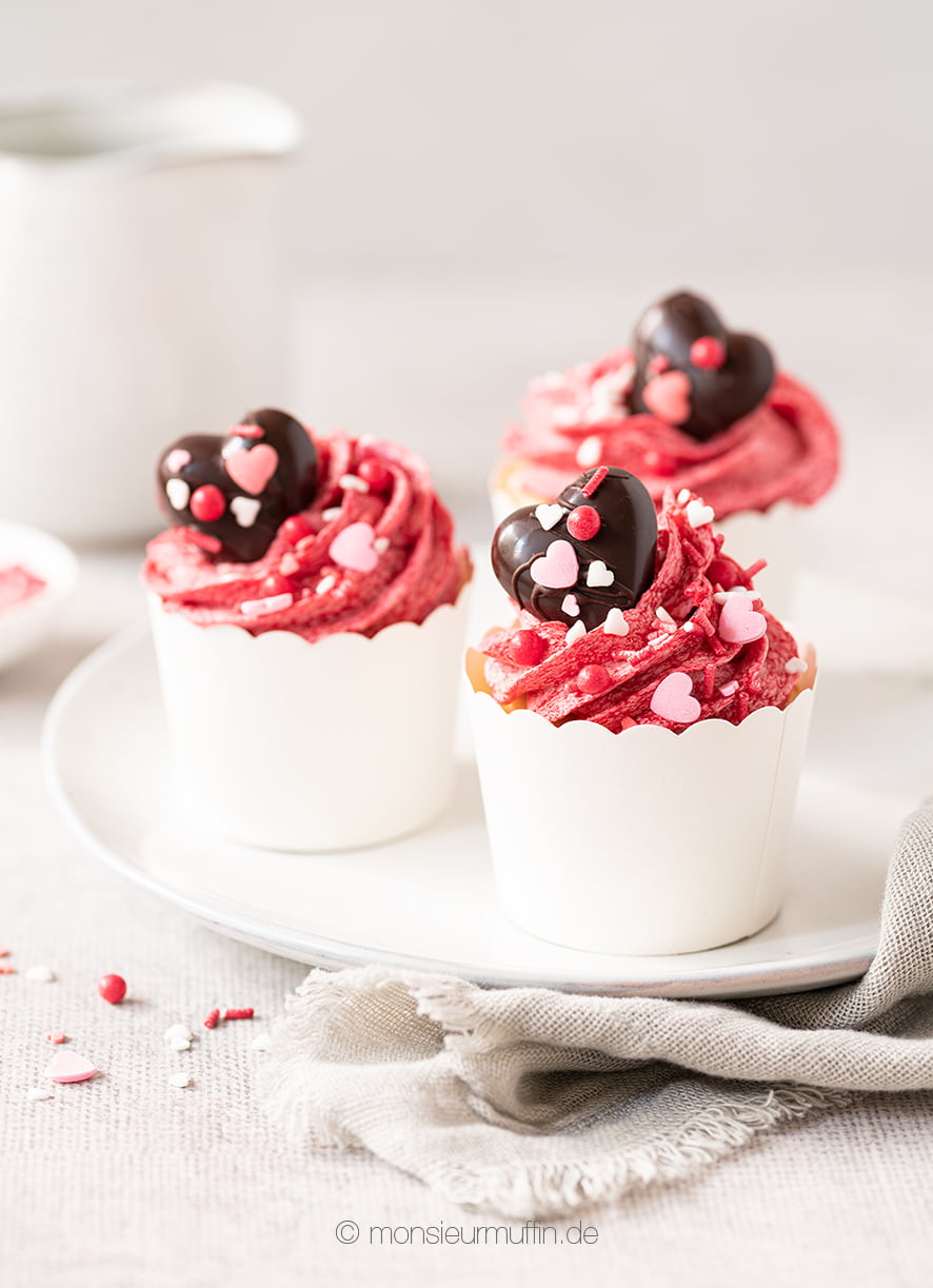 Himbeer-Mandel-Cupcakes Rezept | Perfekt für Muttertagt | raspberry cupcakes | © monsieurmuffin.de