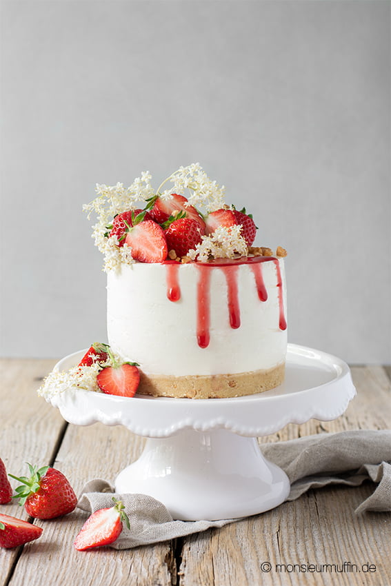 recipe | strawberry cheesecake with elderflowers | Erdbeer Cheesecake mit Holunderblüten | Rezept | © monsieurmuffin.de