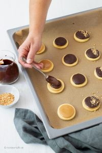 Salted Caramel Cookies Rezept mit Schritt-für-Schritt Anleitung | Salted Caramel Cookies Recipe | Mürbeteig mit Salzkaramellkern und Erdnüssen | © monsieurmuffin.de