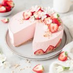 Erdbeer-Cheesecake Rezept | ein schnelles, gelingsicherer Kuchen ohne Backen | ein perfekter Sommerkuchen zum Muttertag | strawberry cake | © monsieurmuffin.de