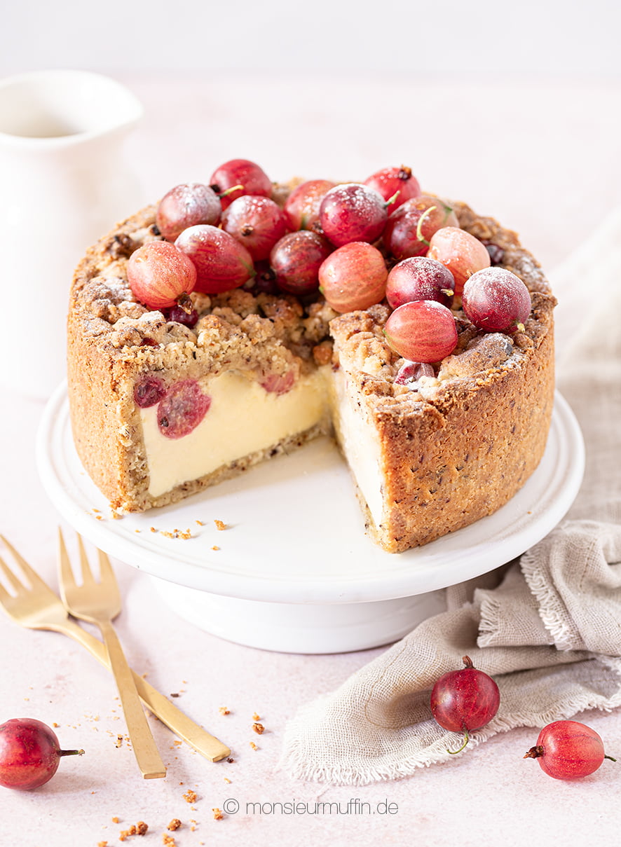 Stachelbeer-Streuselkuchen Rezept mit feiner Quarkfüllung und Nuss Streuseln | gooseberry cake | © monsieurmuffin.de