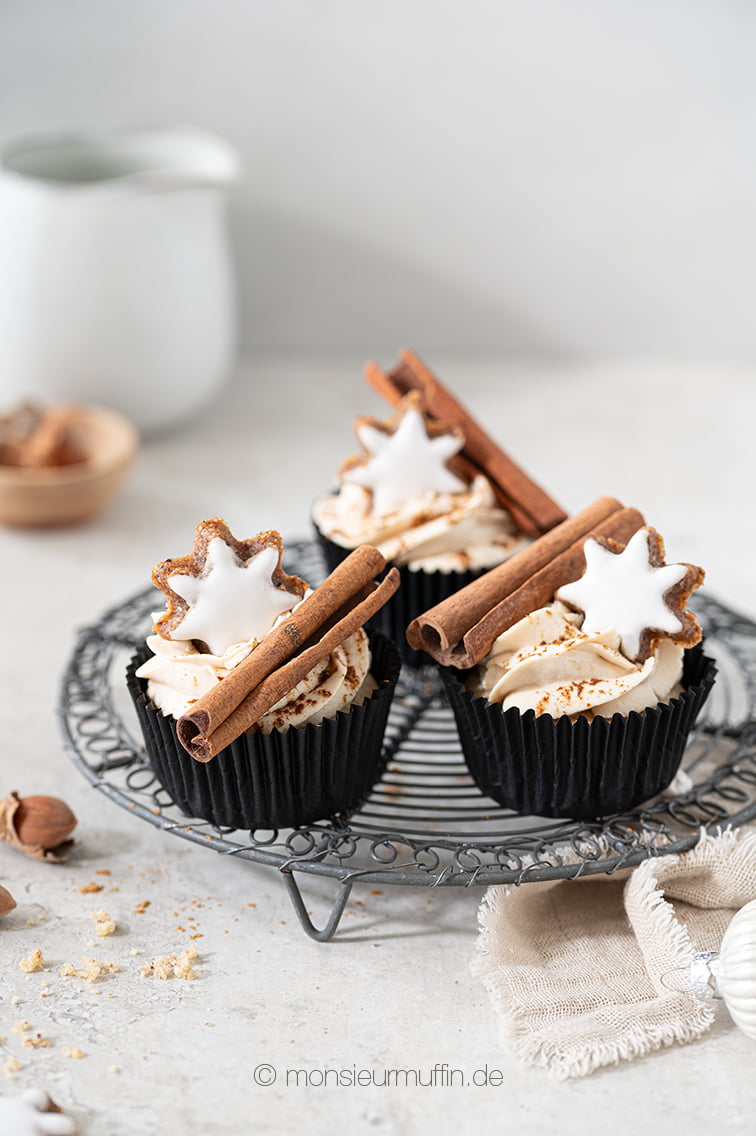 Zimtstern-Cupcakes Rezept mit feinem Haselnuss-Muffin und schnellem Zimtfrosting | © monsieurmuffin.de