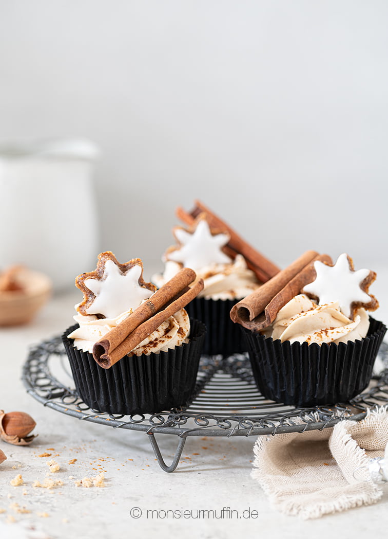 Zimtstern-Cupcakes Rezept mit feinem Haselnuss-Muffin und schnellem Zimtfrosting | © monsieurmuffin.de